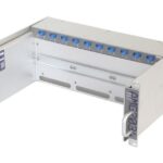 Ein silbernes Rack-Mount-Gehäuse mit blauen Drehknöpfen auf der Oberseite und Tragegriffen an den Seiten.