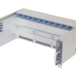 Ein silbernes Rack-Mount-Gehäuse mit blauen Anschlüssen und zwei Griffen auf beiden Seiten.