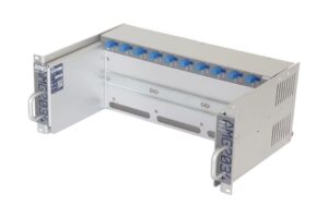 Ein silbernes Rack-Mount-Gehäuse mit blauen Anschlüssen und zwei Griffen auf beiden Seiten.