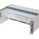 Ein Metallgehäuse mit blauen Anschlüssen und der Aufschrift „MG2034“ auf der Seite.