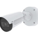 Eine weiße Überwachungskamera an einer Wandhalterung.