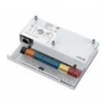 Ein offenes elektronisches Anschlussmodul mit verschiedenen farbigen Steckverbindern und Beschriftungen.