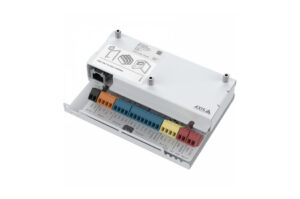 Ein offenes elektronisches Anschlussmodul mit verschiedenen farbigen Steckverbindern und Beschriftungen.