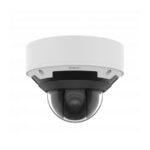 Eine weiße Überwachungskamera mit der Aufschrift "Wisenet".