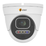 Eine weiße Überwachungskamera der Marke "eneo" mit einem zentralen Objektiv und mehreren Lichtern darunter.