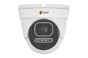Kuppelförmige Überwachungskamera mit dem Logo "eneo" auf weißem Gehäuse und mehreren LED-Lichtern unter dem Objektiv.