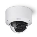 Überwachungskamera von Bosch in einer weißen Kuppelmontierung.