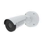 Eine weiße Sicherheitskamera an der Wand montiert.