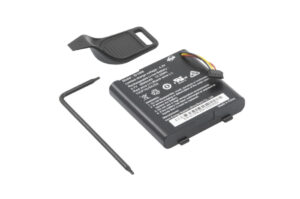 Eine schwarze Batterieeinheit mit einem Etikett inklusive technischer Spezifikationen, einem Kunststoffhebel und einem Sechskantschlüssel daneben.