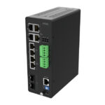 Ein schwarzer Netzwerk-Switch mit mehreren Ethernet-Ports und zwei grünen Blockanschlüssen an der Vorderseite.