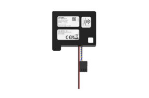 Ein elektronisches Gerät mit Kabelanschluss und mehreren Etiketten, die technische Informationen und Zertifizierungen anzeigen.