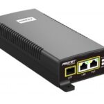 Ein schwarzes ProCET Power over Ethernet (PoE)-Gerät mit SFP-, LAN- und PoE-Anschlüssen auf der Vorderseite.