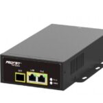 Ein schwarzes Netzwerkgerät mit der Aufschrift "PROCET PoE System" auf der Vorderseite, ausgestattet mit Anschlüssen für SFP, LAN und PoE.