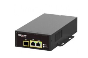 Ein schwarzes Netzwerkgerät mit der Aufschrift "PROCET PoE System" auf der Vorderseite, ausgestattet mit Anschlüssen für SFP, LAN und PoE.