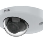 Überwachungskamera mit weißem Gehäuse und transparenter Abdeckung, mit der Marke "AXIS Communications" darauf.