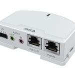 Ein weißes elektronisches Gerät mit Anschlüssen für I/O, Audio, PoE IN und PoE OUT von AXIS Communications.