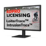 Monitor mit einer Überwachungsaufnahme von einer Person auf einem Fahrrad; Text: "ADPRO LICENSING LoiterTrace™ IntrusionTrace™".