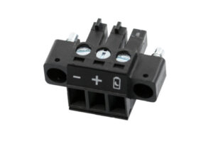 Ein schwarzer Batteriehalter mit markierten Anschlüssen für Plus und Minus.
