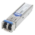 Ein SFP-Modul mit der Beschriftung "AMG," in einer silbernen Metallhülle, mit einem SC-Steckverbinder sichtbar.