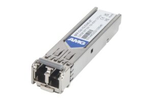 Ein silberfarbener SFP-Transceiver mit AMG-Logo und technischen Spezifikationen auf einem Etikett.