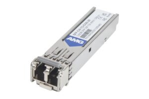 Ein SFP-Modul mit einem Gehäuse aus Metall, beschriftet mit technischen Informationen und einem Logo.