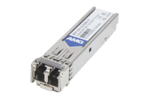 Ein silbernes SFP-Modul mit blauem AMG-Logo und technischen Spezifikationen auf einem Etikett.