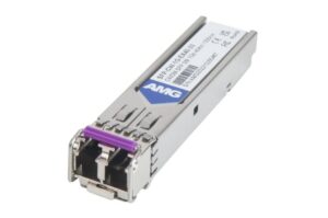 Ein metallischer SFP-Transceiver mit Beschriftung, lila Verriegelungshebel und verschiedenen Zertifizierungsmarkierungen.