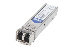 Ein SFP-Modul mit der Aufschrift "AMG", silberfarben und rechteckig.