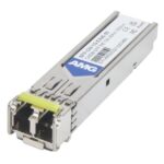Kleiner rechteckiger SFP-Transceiver in Metallgehäuse mit Verbindungssteckern an der Vorderseite und einem Etikett mit technischen Informationen.