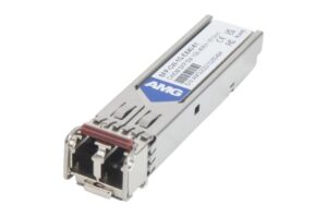 Ein SFP-Modul mit der Aufschrift "AMG" auf dem Gehäuse.