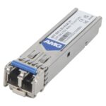 Ein SFP-Modul mit einem blauen Verriegelungshebel und der Aufschrift "AMG."