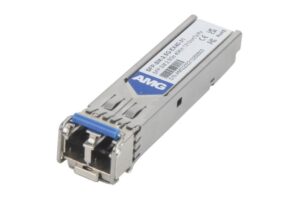 Ein SFP-Modul mit einem blauen Verriegelungshebel und der Aufschrift "AMG."