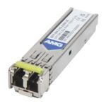 Ein SFP-Modul mit der Aufschrift "AMG" und technischer Spezifikation auf einem Etikett.