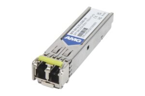 Ein SFP-Modul mit der Aufschrift "AMG" und technischer Spezifikation auf einem Etikett.