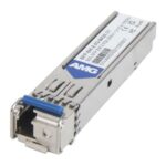 Ein SFP-Modul mit einem Etikett, auf dem Informationen und das AMG-Logo zu sehen sind.