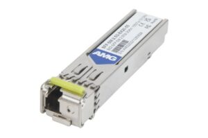 Ein SFP-Modul mit der Aufschrift "AMG" und technischen Spezifikationen für Glasfaserverbindungen.