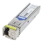 Ein SFP-Modul mit einem Metallgehäuse und einem gelben Element, auf dem der Aufdruck "AMG" zu sehen ist.