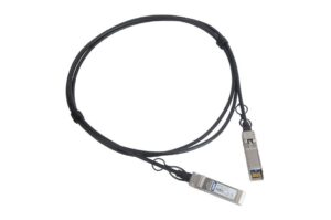Ein SFP+ Direct Attach Kabel mit zwei Steckern, jeweils an einem Ende, vor weißem Hintergrund.