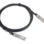 Ein schwarzes Kabel mit zwei Steckverbindern an den Enden, vermutlich ein Netzwerkverbindungskabel.