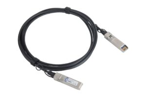 Ein schwarzes Kabel mit zwei Steckverbindern an den Enden, vermutlich ein Netzwerkverbindungskabel.