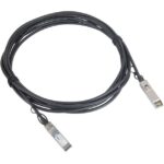 Ein schwarzes Netzwerkkabel mit zwei Steckverbindern an den Enden, das in einer Schlaufe liegt.