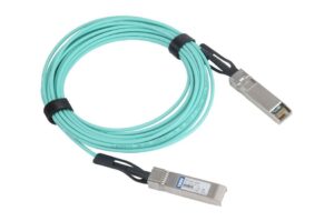 Ein türkisfarbenes Glasfaserkabel mit zwei Transceiver-Modulen an den Enden, aufgerollt und mit Klettband gesichert.