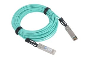 Ein türkisfarbenes Netzwerkkabel, das an beiden Enden mit SFP-Modulen (Small Form-factor Pluggable) ausgestattet ist.