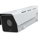 Eine weiße Sicherheitskamera mit rechteckigem Gehäuse und schwarzer Frontansicht, markiert mit dem Logo "Axis".