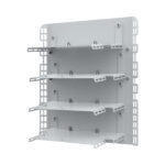 Ein graues, an der Wand montiertes Metallregal mit vier verstellbaren Ebenen und seitlichen Befestigungsösen.