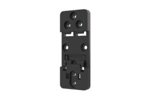 Schwarze Halterung mit mehreren Befestigungslöchern und Clip-Verschlusssystem.