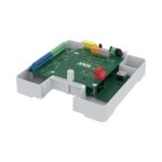 Ein grünes elektronisches Gerät in einem weißen Gehäuse mit bunten Anschlüssen.