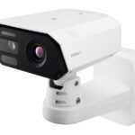 Ein weißes Überwachungskamera-Modell von Wisenet mit schwarzer Vorderseite und Linsen.