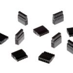 Mehrere schwarze Kunststoffstecker für Elektronikverbindungen, lose auf weißem Hintergrund verteilt.