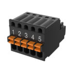 Ein schwarzer, fünfpoliger Steckverbinder mit nummerierten Klemmen von 1 bis 5 und orangefarbenen Hebeln.